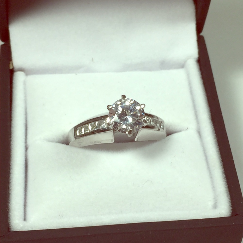 Diamomique Size 10 ring